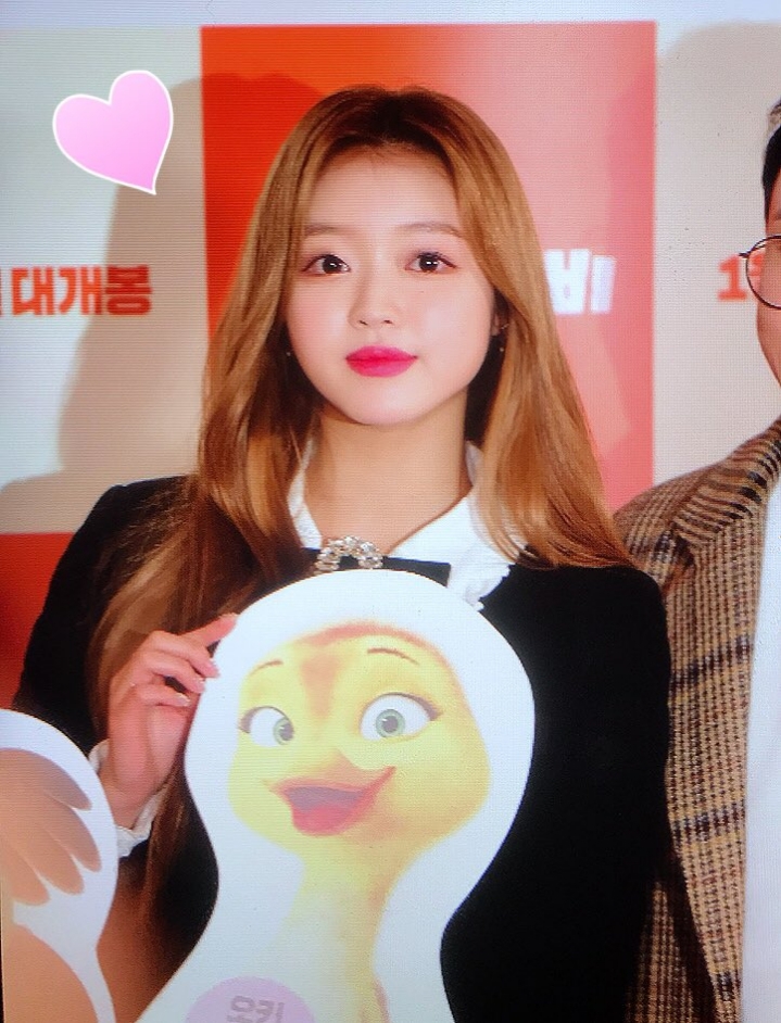 앞머리 까고다니는 오마이걸 유아 구스베이비 시사회.jpg | 인스티즈