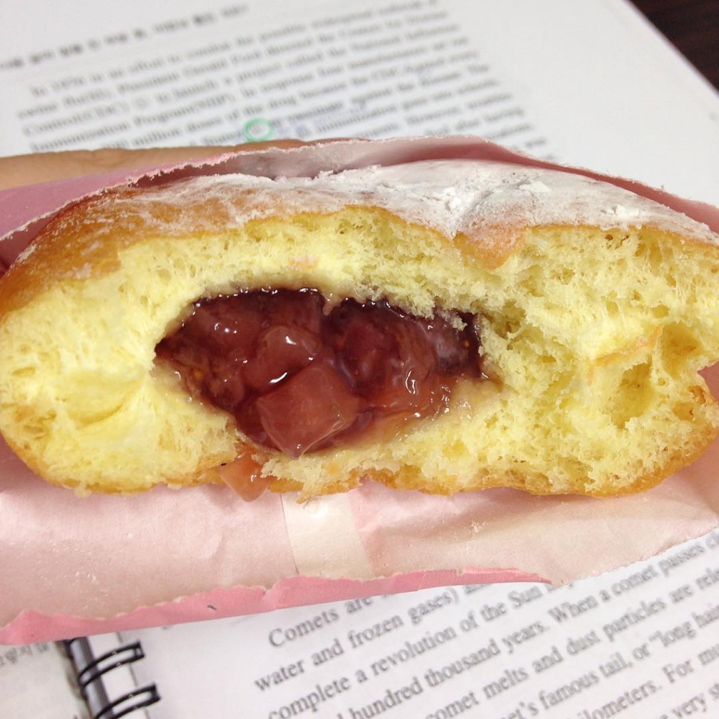 딸기쨈이 가득 차있는 던킨 스트로베리필드......jpg | 인스티즈