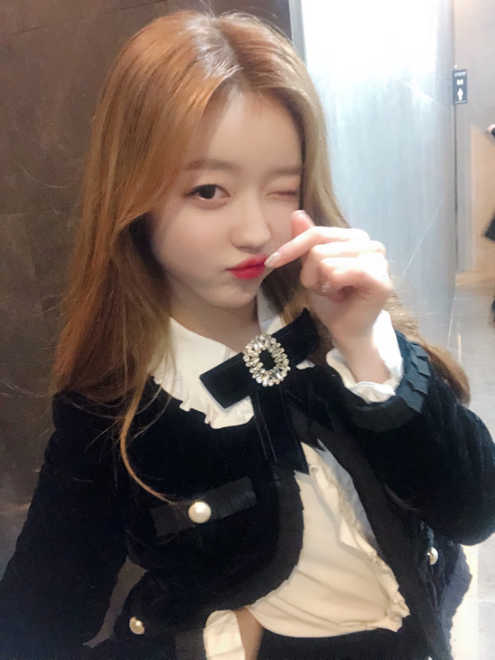 앞머리 까고다니는 오마이걸 유아 구스베이비 시사회.jpg | 인스티즈