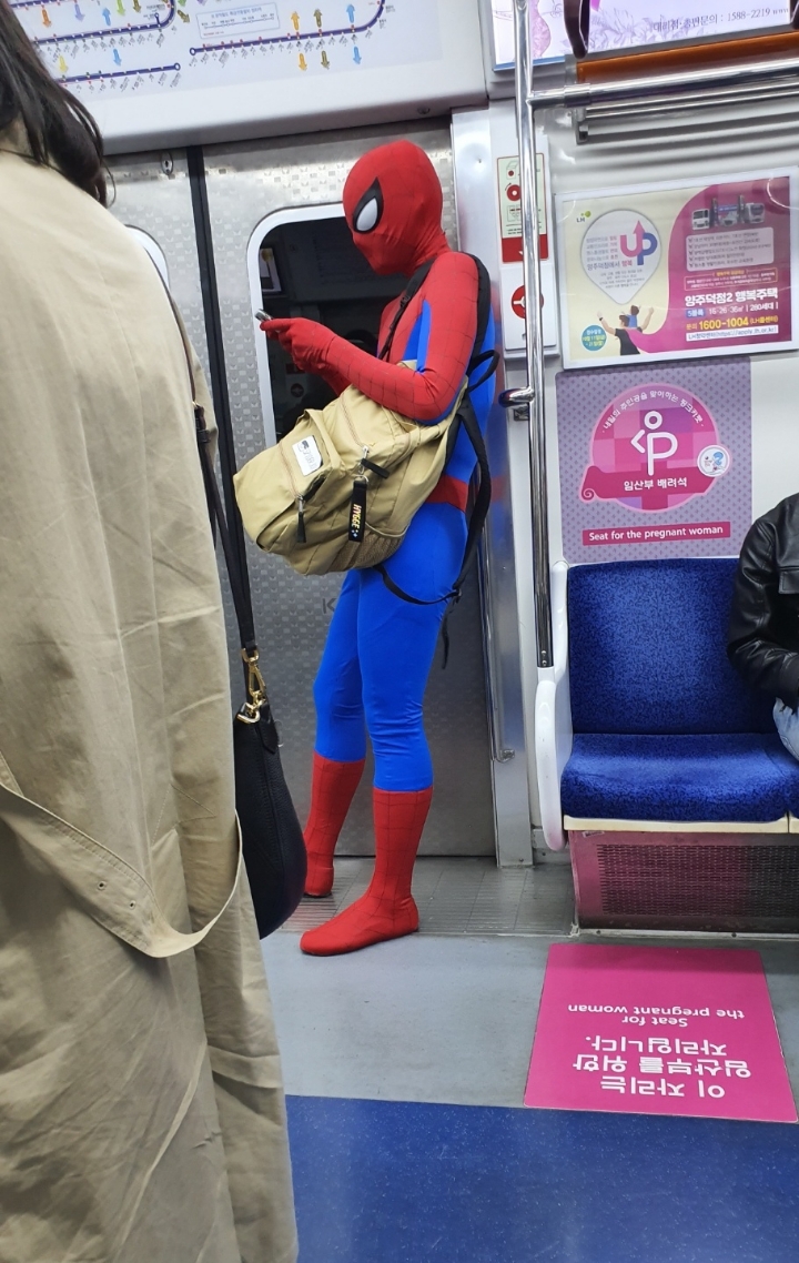 지방사람들이 부러워 하는 서울 지하철의 일상.jpg | 인스티즈