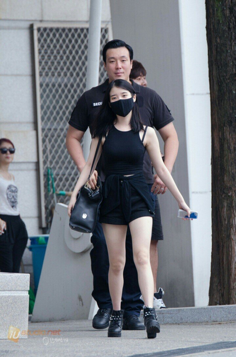 아이유 어깨를 막 잡는 사람 | 인스티즈