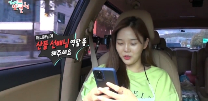 얼굴 표정 극명하게 차이 나는 오마이걸 매니저ㅋㅋㅋ.jpg | 인스티즈