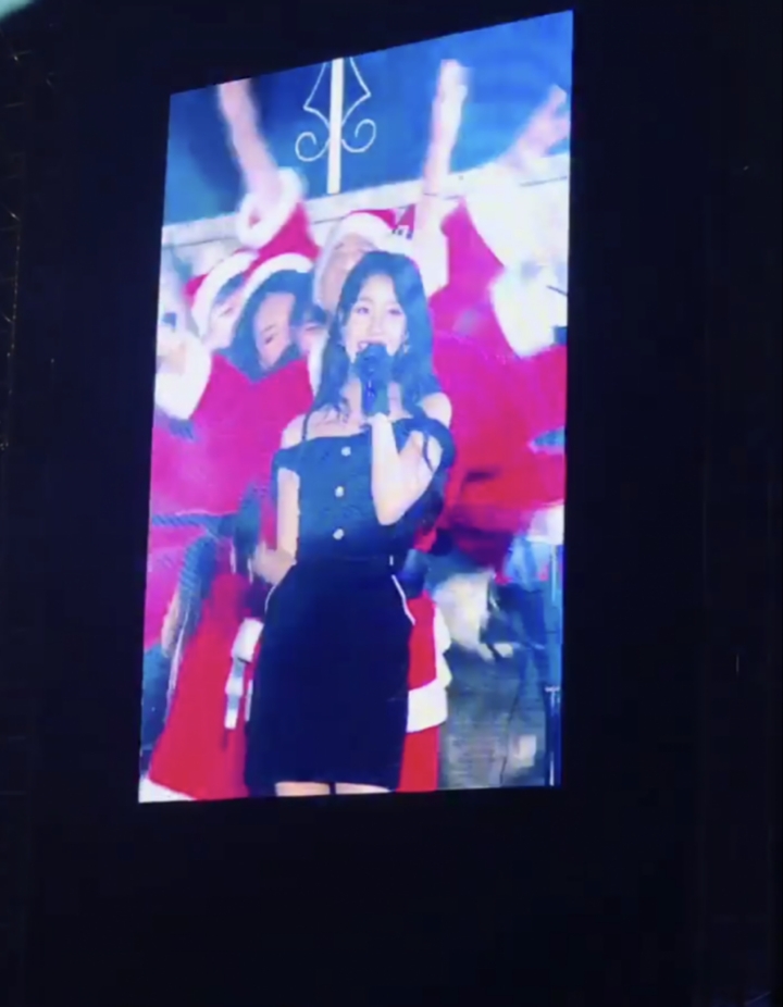 오늘자 오픈숄더 아이유 .jpg | 인스티즈