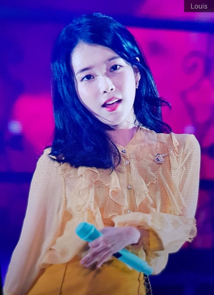 미모 레전드 찍은 오늘자 아이유 .gif | 인스티즈