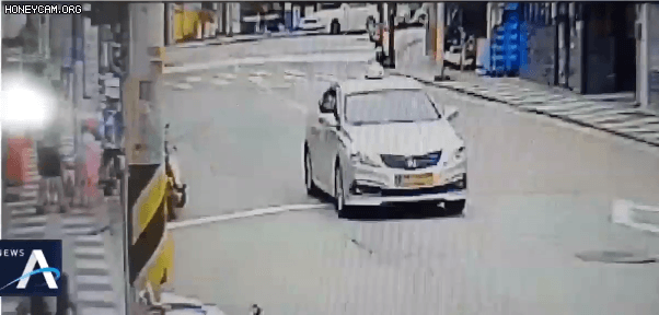 엄마가 햄버거 사러간 사이 형이랑 기다리던 아이 | 인스티즈