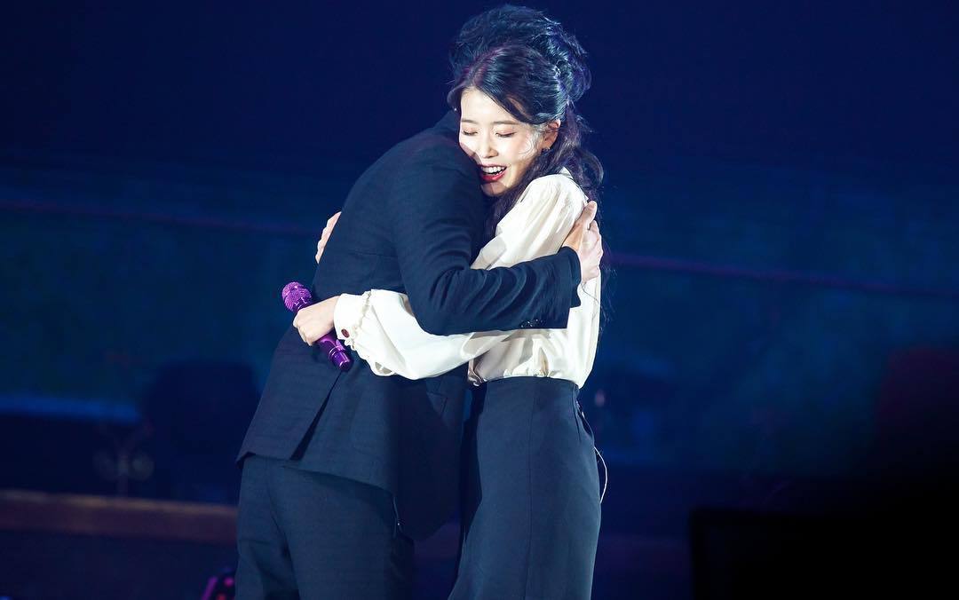 오늘자 아이유 (feat.god) | 인스티즈