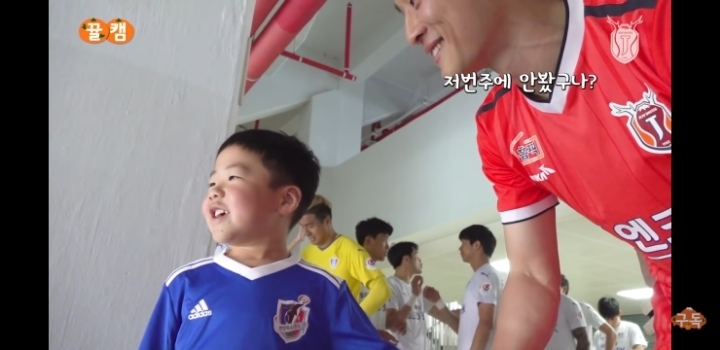 제주유나이티드 김호남 당황시키는 어린이 | 인스티즈
