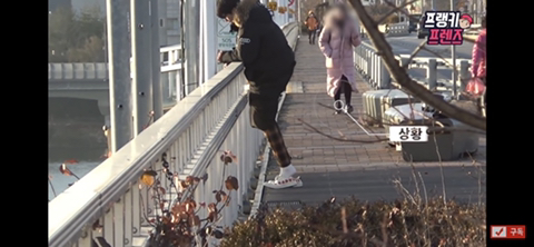 [영상] 한강다리에서 떨어지려고 하는 청년을 봤다면? | 인스티즈