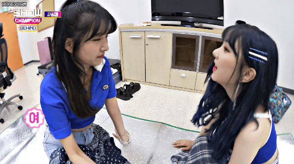 리더의 여름 2행시에 정색하는 은하.gif | 인스티즈