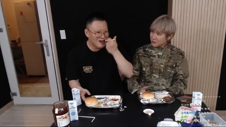 군대리아 미필과 군필의 먹는법 비교 | 인스티즈