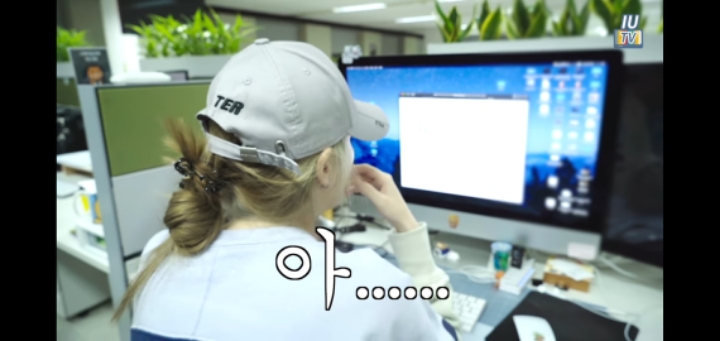 분노의 티켓팅 하는 아이유 | 인스티즈