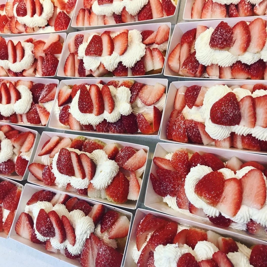 요즘 인스타에서 유행하는 떠먹는 딸기생크림케이크.......jpg | 인스티즈