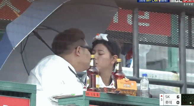 사직구장 레전드 키스타임녀 ㄷㄷㄷㄷㄷㄷ. gif | 인스티즈