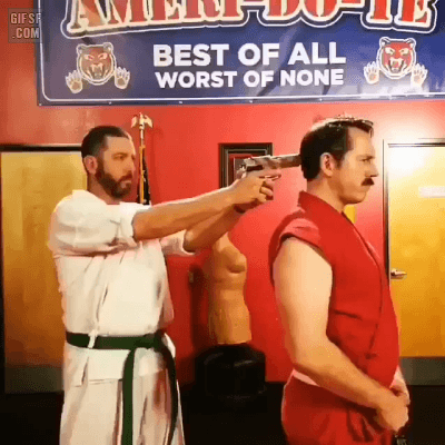 뒤에서 총 겨누는 괴한 제압하는법 | 인스티즈