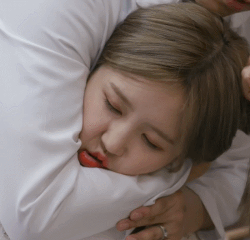 마리텔... 방송도중 고문 당하는 걸그룹 멤버. gif | 인스티즈