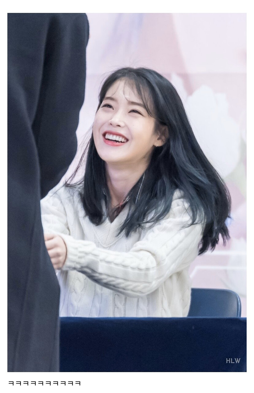 팬한테 악수 구걸하는 아이유.jpg | 인스티즈