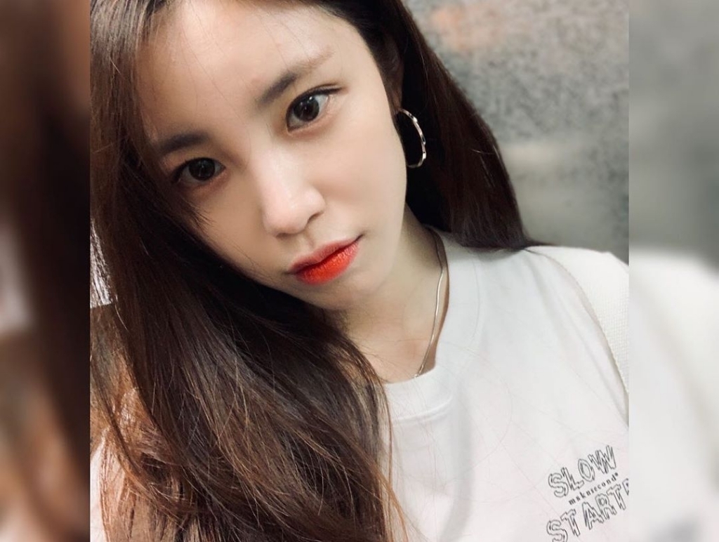 앞머리를 귀뒤로 살짝 넘긴 전효성 최근.JPG | 인스티즈