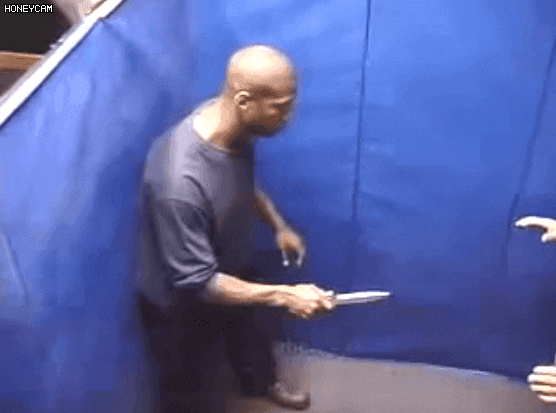 칼든 사람 보면 도망가야 하는 이유.gif | 인스티즈