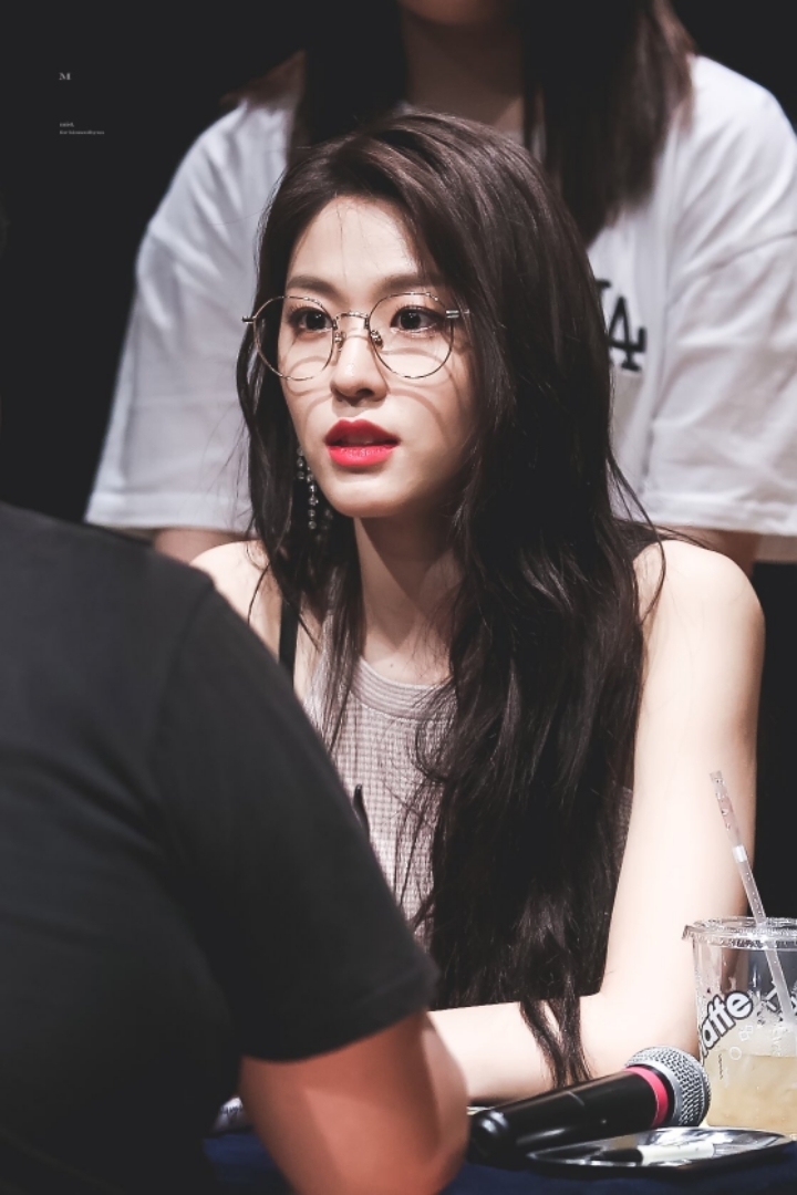 팬들이 매번 안경을 사오자 설현의 반응 | 인스티즈