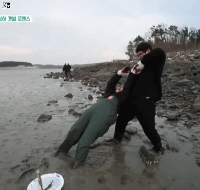 갯벌에 갇힌 청하 | 인스티즈