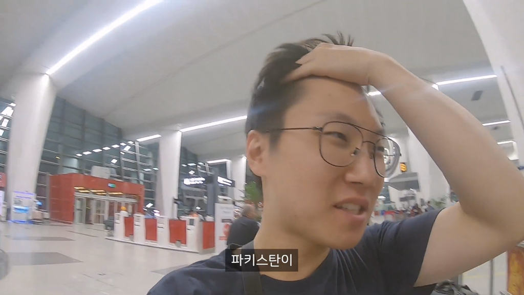 항공편 결항에 대처하는 인도 승무원 | 인스티즈