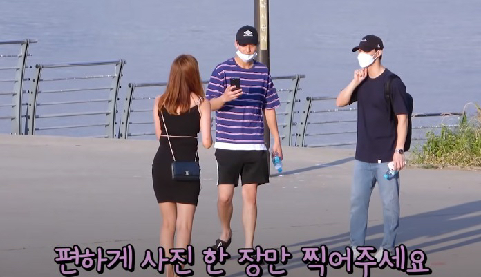 길거리에서 사진 부탁받은 한국인들의 자세 .jpg | 인스티즈