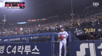 카메라 하나는 기똥차게 잘 쓰는 KBO 중계 수준.GIF | 인스티즈