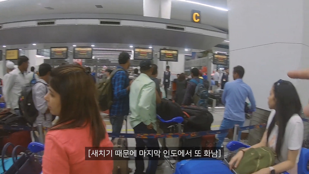 항공편 결항에 대처하는 인도 승무원 | 인스티즈