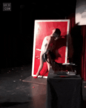 칼 던지기 서커스.gif | 인스티즈