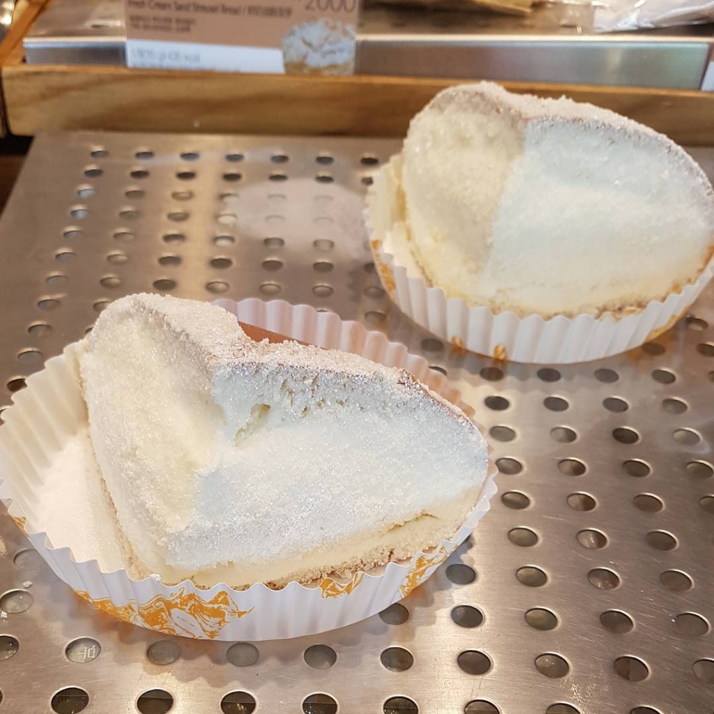 크림치즈가 겁나 많이 들었다는 파리바게트 몬스터치즈번....jpg | 인스티즈