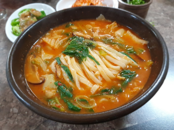 어탕맛칼국수 이미지