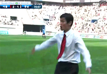 골이 들어가면 선수보다 더 좋아하는 감독.gif | 인스티즈