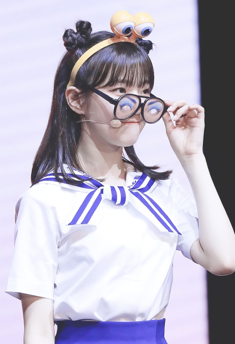 안경 쓴 프로미스나인 백지헌 | 인스티즈