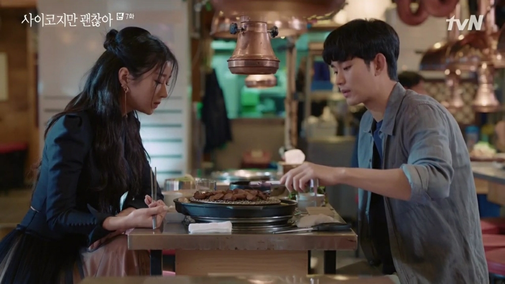 고깃집에서 이렇게 있으면 시선 집중 당한다 vs 안 당한다 | 인스티즈