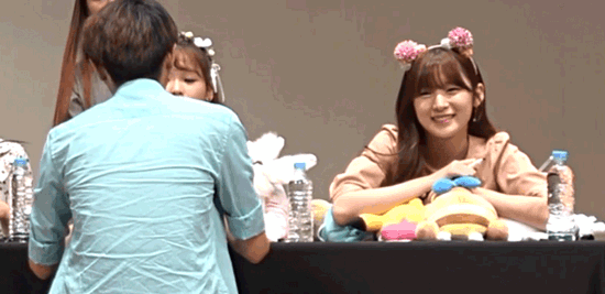 귀여운 아린이에게 눈길 한 번 안주는 철벽팬.gif | 인스티즈