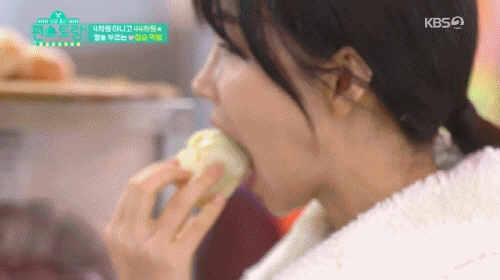 배우 이유리의 한입 먹고 안먹은척 쇼.gif | 인스티즈