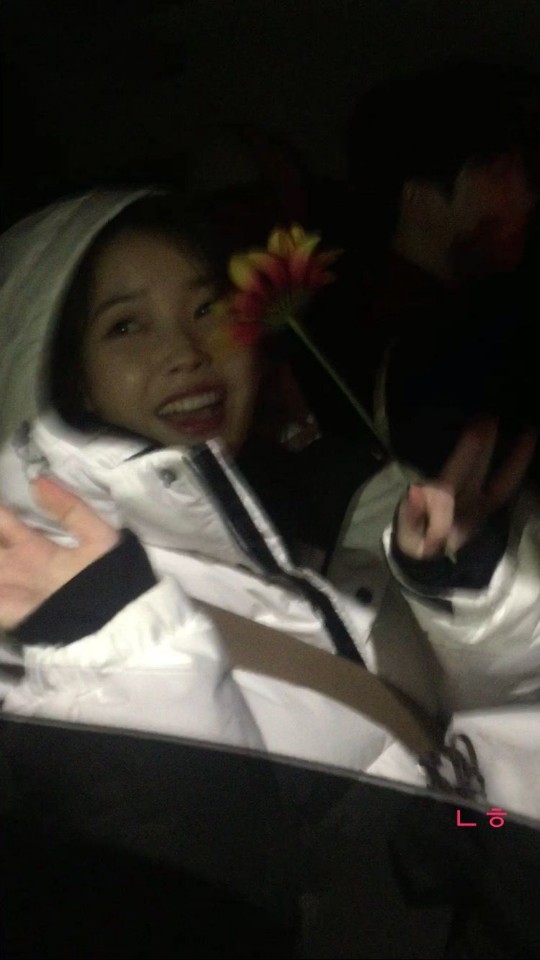 대놓고 덕질하는 아이유 여덕 연예인 .gif | 인스티즈