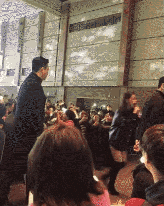 아이유 어깨를 막 잡는 사람 | 인스티즈