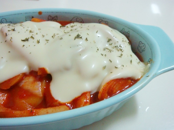 오색떡국떡으로 만든 순대와 군만두를 품은 치즈 떡볶이!