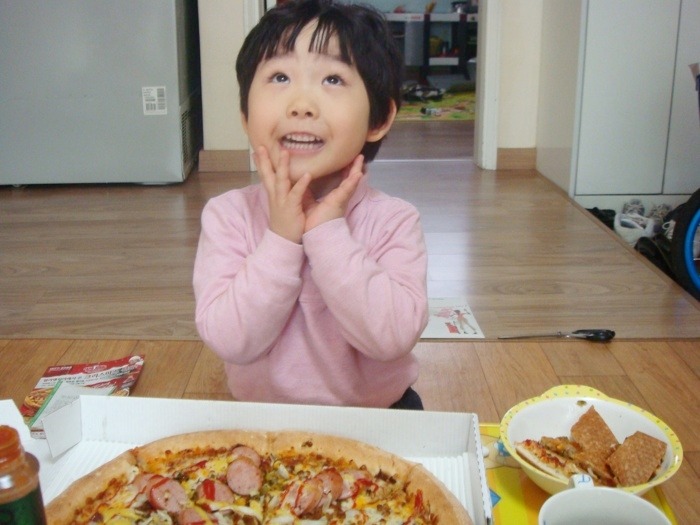 피자 맛에 반한 아들의 '빵 터진 표정들'