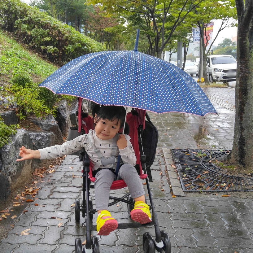 비 오는 날을 참 좋아하는 네 살 딸^^