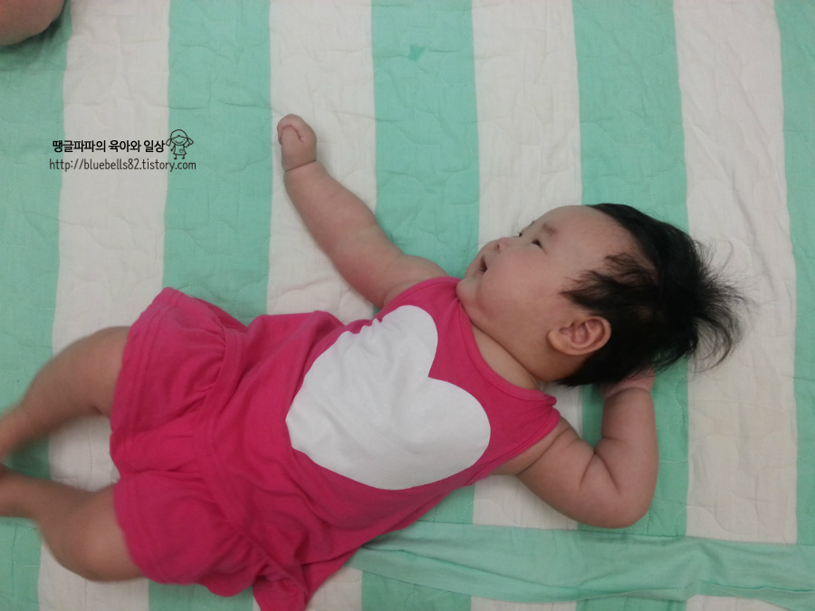 생후5개월 : 핑크색 하트무늬 원피스를 입어봤어요^^