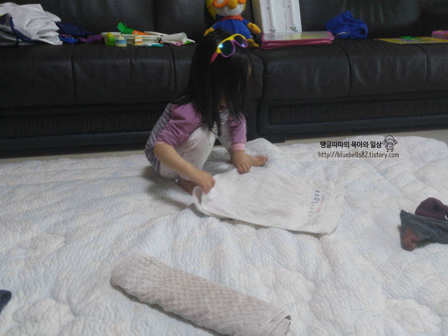 4살 육아일기 : 수건정리를 도와줘요^^