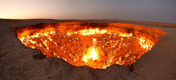 지옥의 문이라 불리는 투르크메니스탄 불구덩이