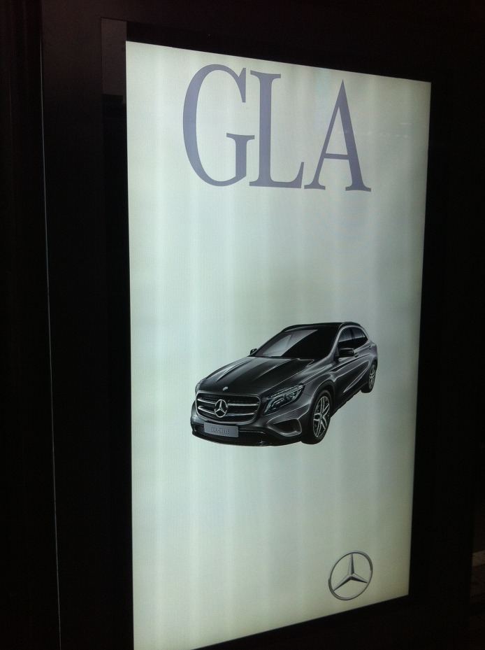 디지털 사이니지를 활용한 벤츠코리아의 GLA 클래스 광고
