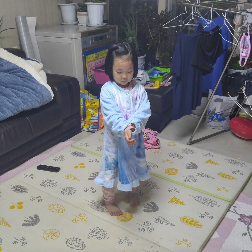 5살 육아일기: 겨울 왕국 엘사 잠옷 입어봤어요^^