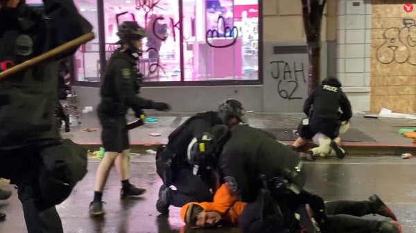 미국 경찰 과잉진압 목 누르는 시애틀 경찰 체포 영상