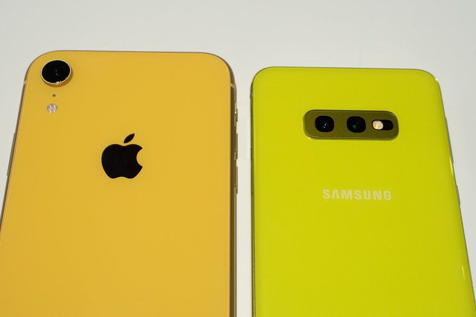 갤럭시S10e, 아이폰XR 노란색 디자인 비교