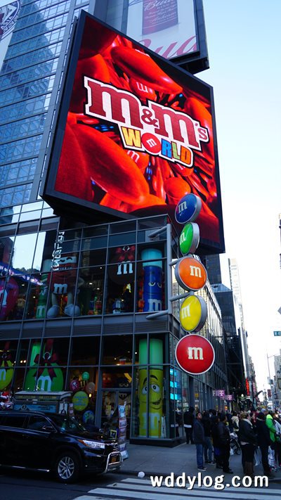 미국 뉴욕 맨하탄 자유여행 - M&M'S WORLD(엠앤엠 월드), 타임스퀘어 핫도그, 타임스퀘어 사진 강매