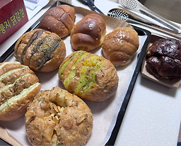 흑마늘소금빵 이미지